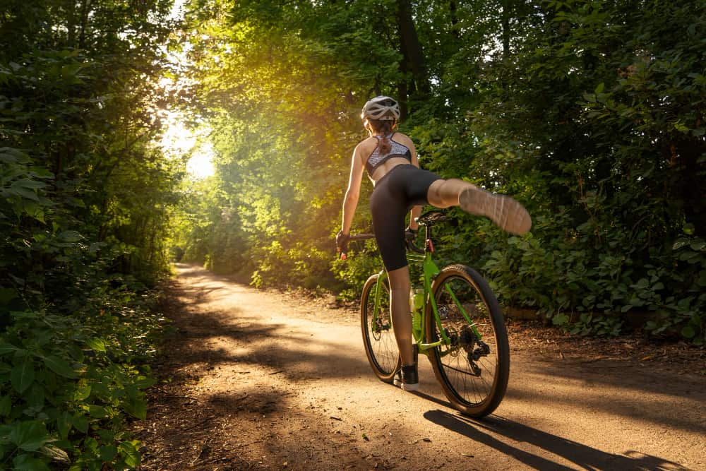 Vélo musculation jambes : une femme monte sur un vélo