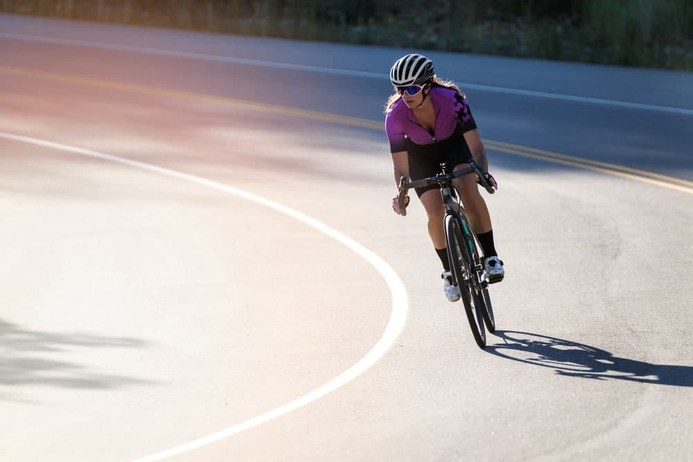 Vélo musculation jambes : une personne fait du vélo