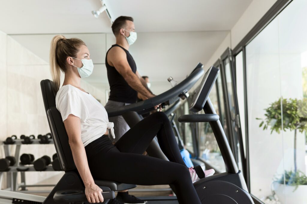 vélo semi-allongé cellulite : une femme fait un exercice sur un vélo semi-allongé