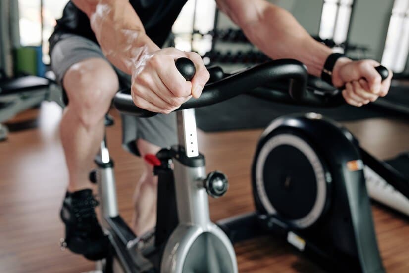 Recuperation active velo d'appartement : un homme fait du vélo d'appartement